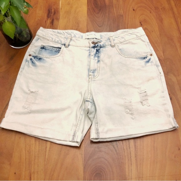 Vero Moda High Waisted Light Washed Distressed Denim Shorts. - Picture 2 of 9